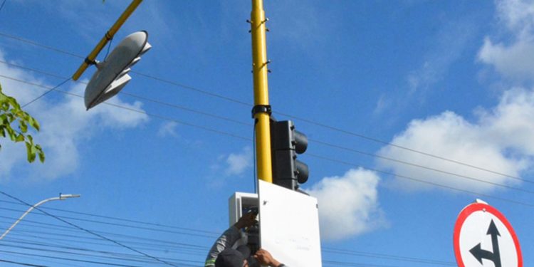 Prefeitura de Feira inicia sincronização de semáforos para melhorar o trânsito nas principais avenidas