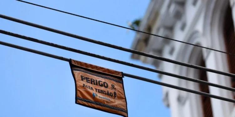 Serpentinas metálicas são proibidas no carnaval da Bahia para evitar acidentes