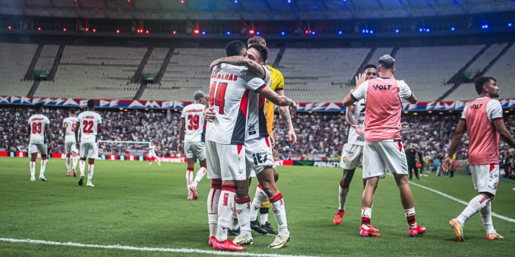 Vitória vence o Fortaleza de virada e segue na liderança do grupo na Copa do Nordeste