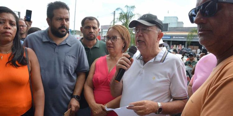 Feira: José Ronaldo autoriza reforma do telhado do galpão da feira livre da Estação Nova