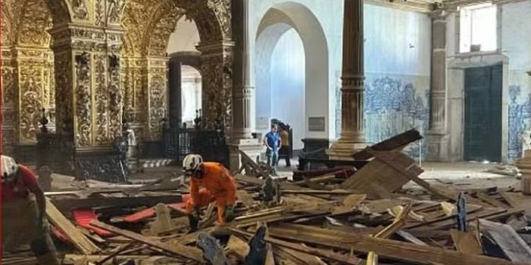 Turista morre e outras 5 pessoas ficam feridas após desabamento do teto de igreja no Centro Histórico de Salvador