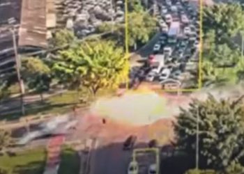 Avião cai em avenida, bate em ônibus e deixa 2 mortos em SP