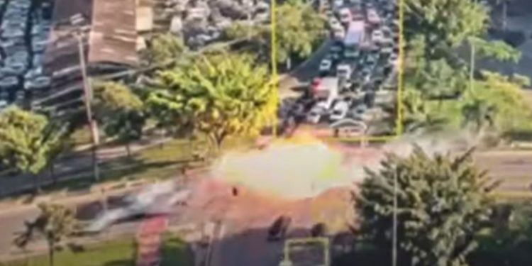 Avião cai em avenida, bate em ônibus e deixa 2 mortos em SP