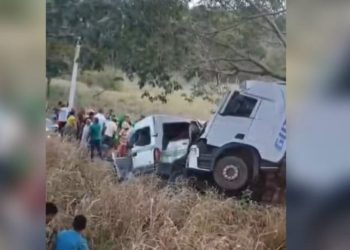 Grave acidente na BR-242: colisão entre van e carreta deixa 10 mortos na Bahia