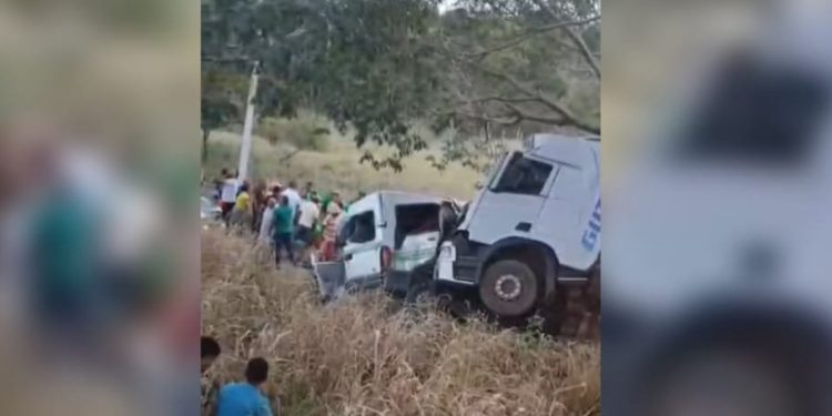 Grave acidente na BR-242: colisão entre van e carreta deixa 10 mortos na Bahia