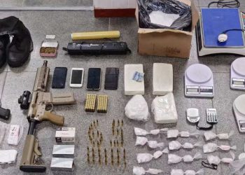 Fuzil, drogas e munições são apreendidas após denúncia de tiros em imóvel no Tomba