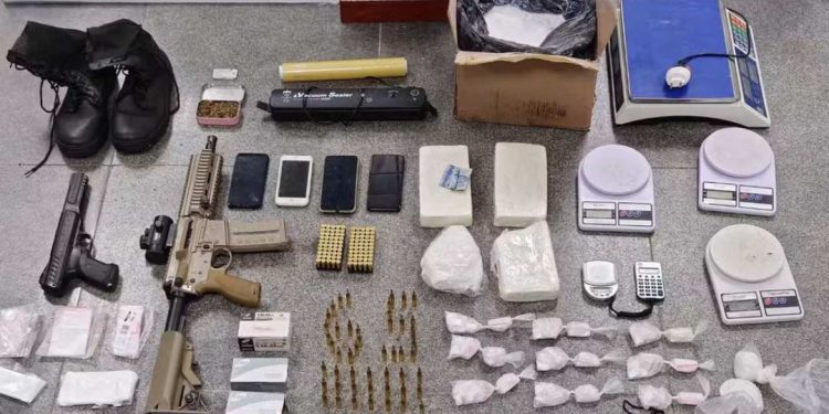 Fuzil, drogas e munições são apreendidas após denúncia de tiros em imóvel no Tomba