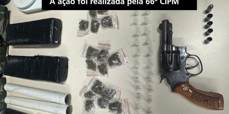 Polícia Militar apreende entorpecentes e arma de fogo no bairro Rocinha, em Feira de Santana