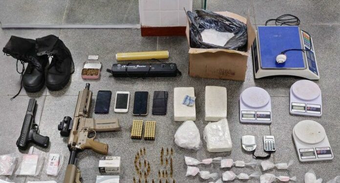 Ataque a tiros em Feira de Santana: PM prende mulher com fuzil e drogas