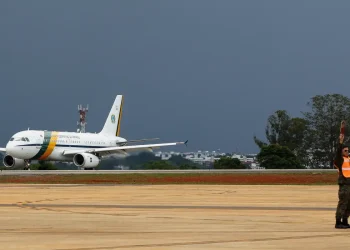 Aeronave presidencial arremete e retoma voo em Sorocaba