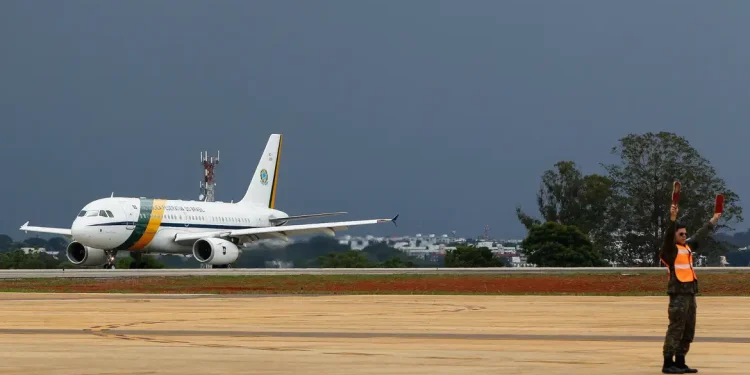 Aeronave presidencial arremete e retoma voo em Sorocaba