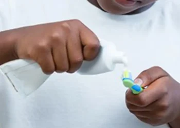 Anvisa emite alerta sobre creme dental com fluoreto de estanho: Fique atento aos sinais