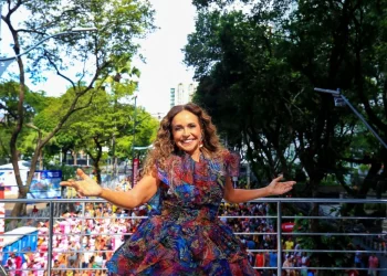 No último dia de folia, a Rainha do Axé celebra 40 anos de história e exalta o folião pipoca