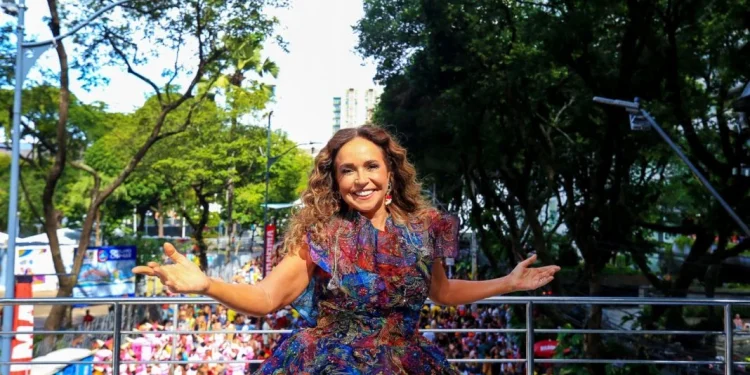 No último dia de folia, a Rainha do Axé celebra 40 anos de história e exalta o folião pipoca