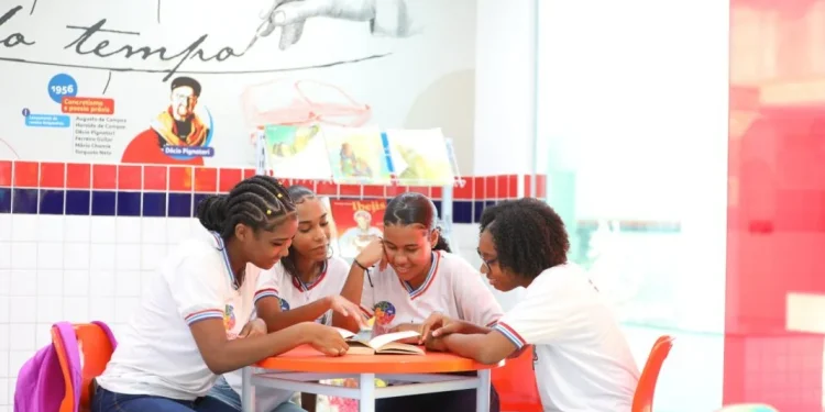 Bahia fica acima da média nacional na frequência escolar da população com idade de 4 a 17 anos