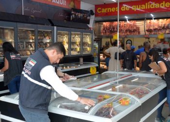Procon fiscaliza açougues em Feira de Santana e reforça cumprimento da lei sobre carne moída