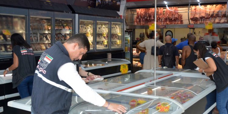Procon fiscaliza açougues em Feira de Santana e reforça cumprimento da lei sobre carne moída