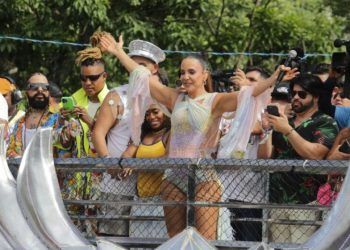 Ivete Sangalo vence o troféu Bahia Folia com o hit O Verão Bateu em Minha Porta
