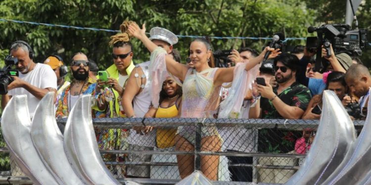 Ivete Sangalo vence o troféu Bahia Folia com o hit O Verão Bateu em Minha Porta