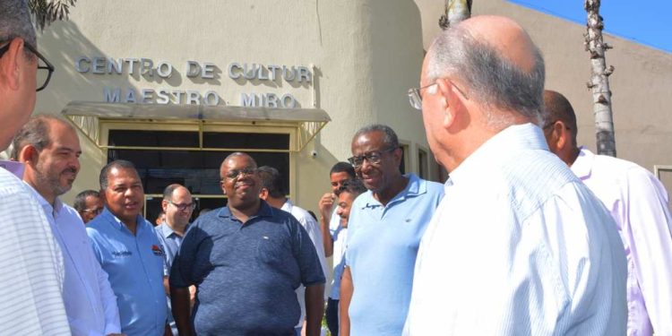 Prefeito de Feira autoriza conclusão da reforma do Maestro Miro