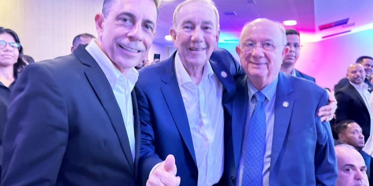 José Ronaldo prestigia posse da nova diretoria da UPB em Salvador