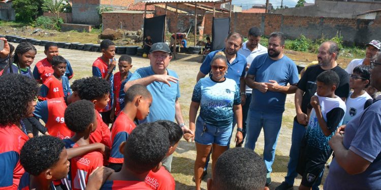 Jardim Acácia celebra: campo de futebol ganha alambrado e vestiários
