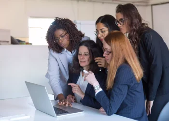 Dia da Mulher: 7 em cada 10 mulheres abriram mão da saúde física ou de hobbies em prol do trabalho