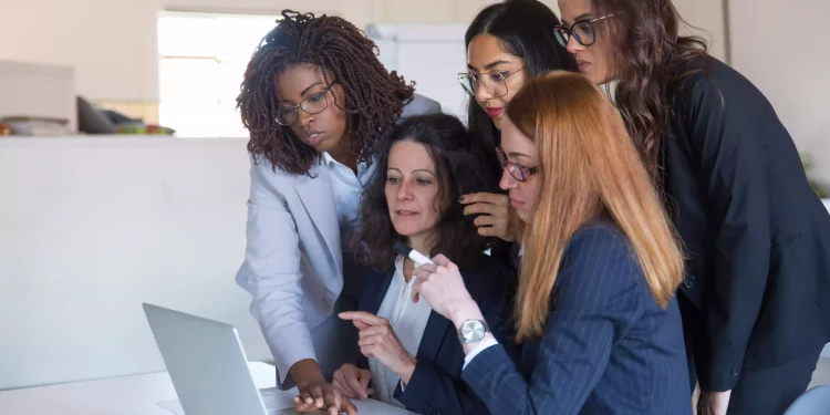 Dia da Mulher: 7 em cada 10 mulheres abriram mão da saúde física ou de hobbies em prol do trabalho