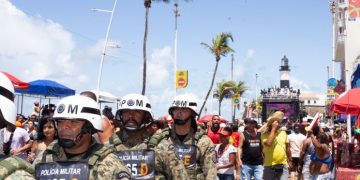Mais de 200 policiais atuam na segurança do arrastão da Quarta-feira de Cinzas