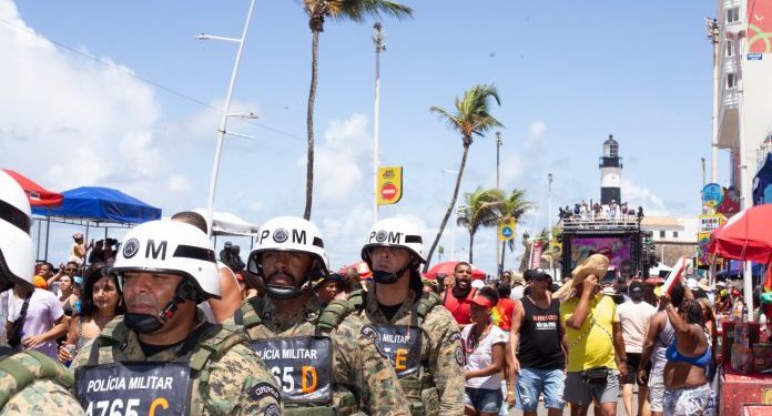 Mais de 200 policiais atuam na segurança do arrastão da Quarta-feira de Cinzas