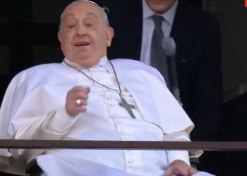 Papa Francisco recebe alta após 38 dias internado e faz parada especial para oração