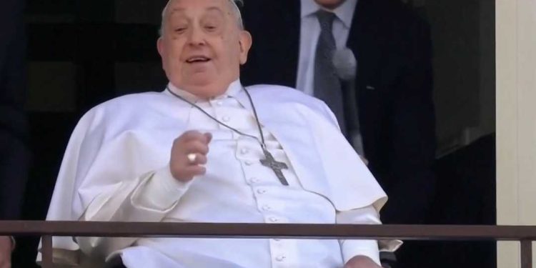 Papa Francisco recebe alta após 38 dias internado e faz parada especial para oração