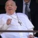 Papa Francisco recebe alta após 38 dias internado e faz parada especial para oração
