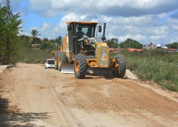 Estradas rurais de Feira de Santana ganham nova vida: Prefeitura intensifica patrolamento em sete distritos