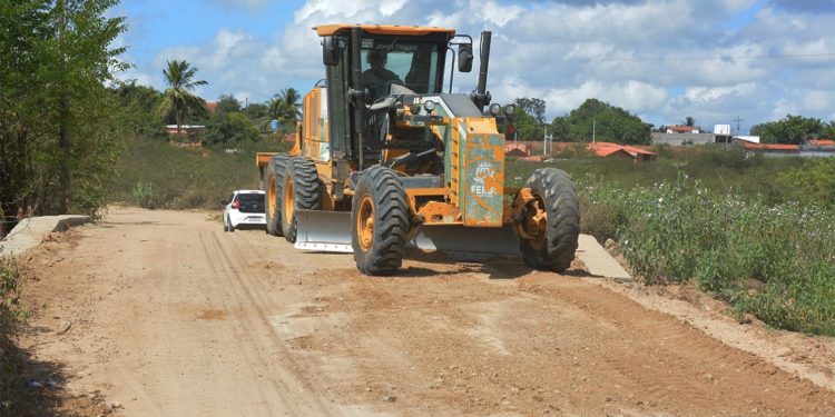 Estradas rurais de Feira de Santana ganham nova vida: Prefeitura intensifica patrolamento em sete distritos