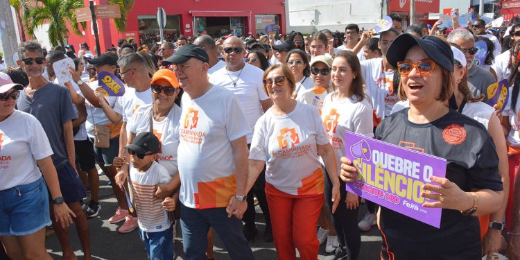 Feira de Santana se une contra a violência: Prefeito elogia caminhada que reuniu milhares de pessoas