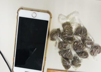 Dupla é presa com moto roubada e drogas em Feira de Santana