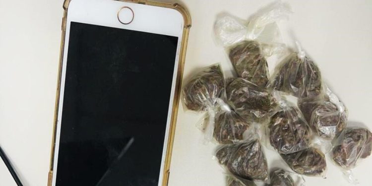 Dupla é presa com moto roubada e drogas em Feira de Santana