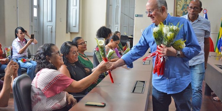 Prefeito homenageia servidoras em comemoração ao Dia Internacional da Mulher