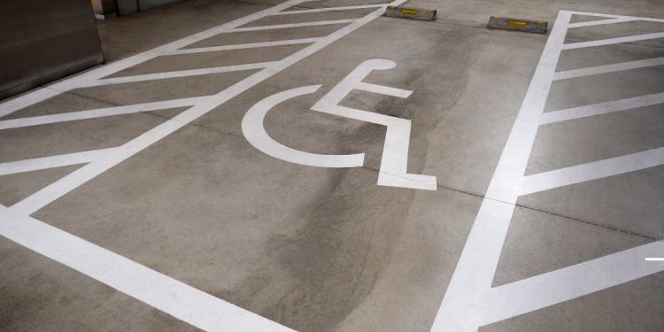 Multa por uso indevido de vagas para pessoas com deficiência pode aumentar