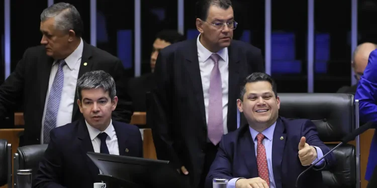 Luz Verde para o Futuro: Orçamento de 2025 aprovado, rumo ao superávit