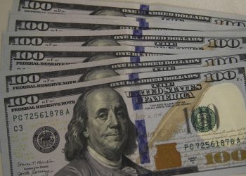 Dólar em queda: Moeda fecha a R$ 5,70 e acumula baixa de 3,57% em março