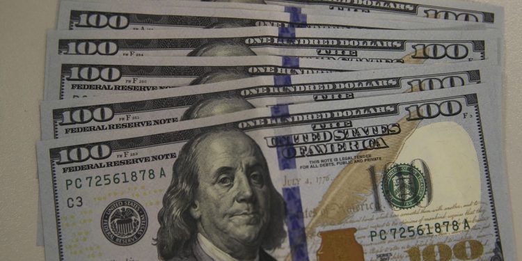 Dólar em queda: Moeda fecha a R$ 5,70 e acumula baixa de 3,57% em março