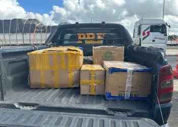 PRF flagra carga irregular milionária em ônibus na BR-116, em Feira de Santana