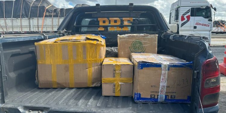 PRF flagra carga irregular milionária em ônibus na BR-116, em Feira de Santana