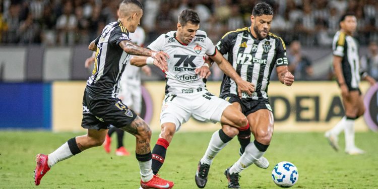 Atlético-MG e Vitória empatam em jogo movimentado e seguem sem vencer no Brasileirão