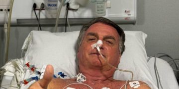 Bolsonaro é transferido de Natal para Brasília após crise abdominal; cirurgia não está descartada