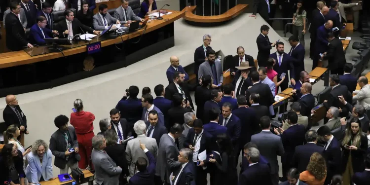 Câmara aprova Lei da Reciprocidade Comercial em resposta a tarifas de Trump; texto segue para sanção