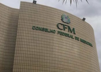 CFM veta terapia hormonal para menores de 18 anos e impõe novas regras para cirurgias trans