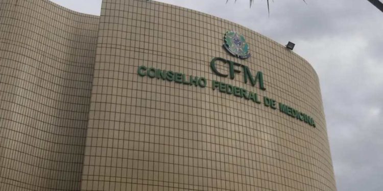 CFM veta terapia hormonal para menores de 18 anos e impõe novas regras para cirurgias trans